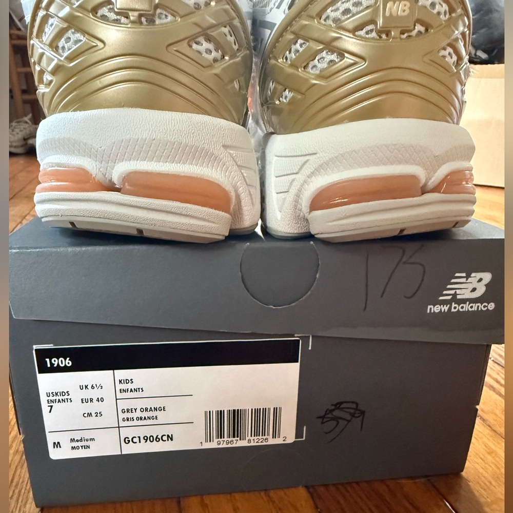 New Balance 1906R - Silver Metalic Peach Bloom - Size 8.5 Women/7 Youth - Picture 9 of 9